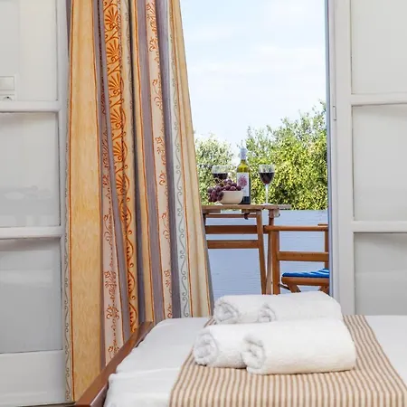 Surfer Paradise * Naxos City